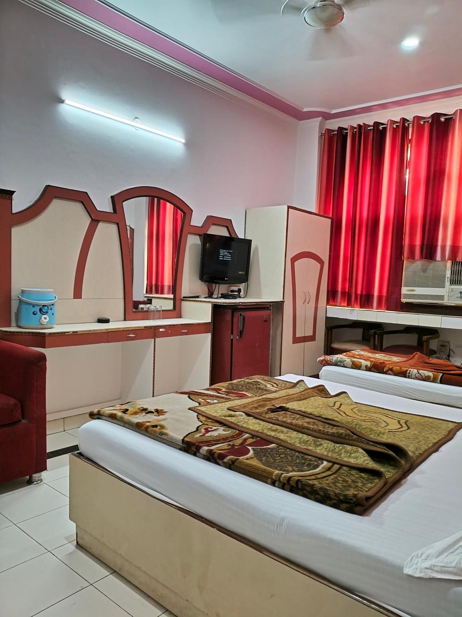 Hotel Yatri International Нью-Дели Экстерьер фото