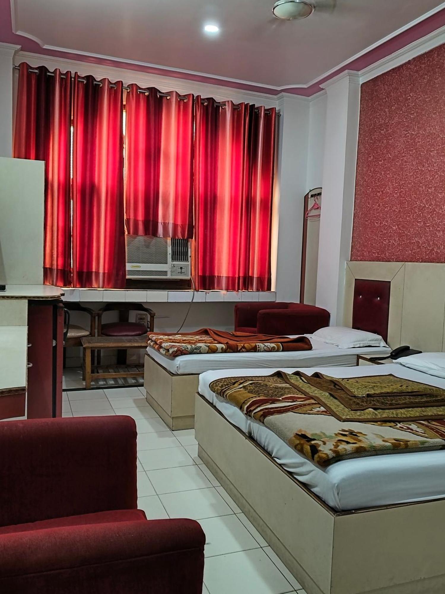 Hotel Yatri International Нью-Дели Экстерьер фото