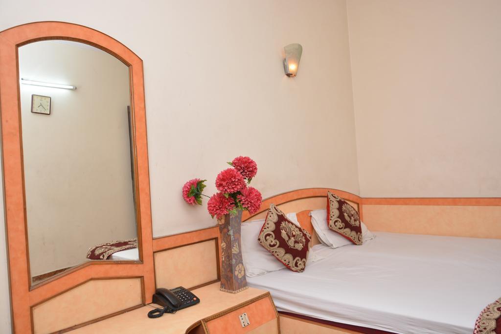 Hotel Yatri International Нью-Дели Экстерьер фото
